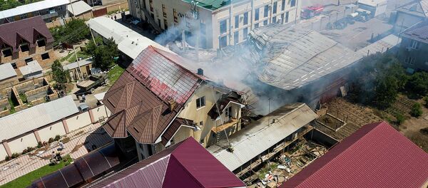 Шаардын ар тарабынан көрүнгөн кара түтүн. Кампадан чыккан өрттүн видеосу - Sputnik Кыргызстан