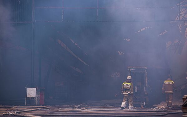 Пожар на частном складе в Бишкеке - Sputnik Кыргызстан