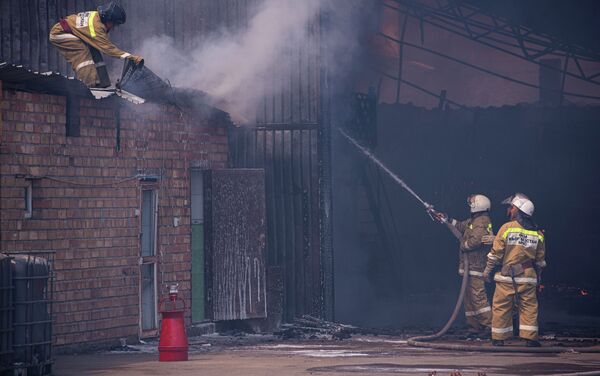 По уточненной информации, горел склад, огонь также перекинулся на соседнее здание. - Sputnik Кыргызстан