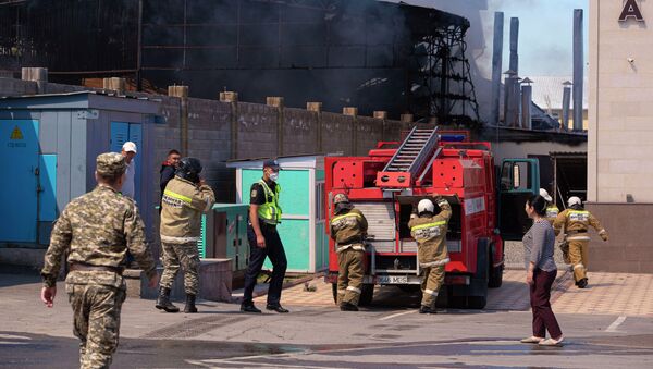 Тушение пожара в частном складе на перекрестке улиц Масалиева и Садырбаева в Бишкеке - Sputnik Кыргызстан