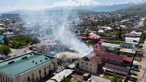 Тушение пожара в частном складе на перекрестке улиц Масалиева и Садырбаева в Бишкеке - Sputnik Кыргызстан