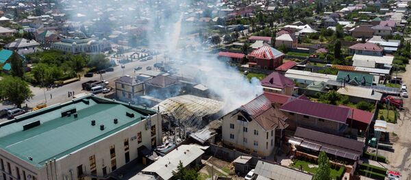 Тушение пожара в частном складе на перекрестке улиц Масалиева и Садырбаева в Бишкеке - Sputnik Кыргызстан