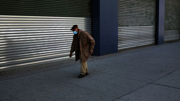 Пожилой мужчина идет по улице. Архивное фото - Sputnik Кыргызстан