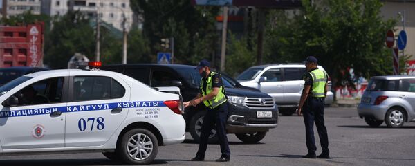 Тушение пожара в частном складе на перекрестке улиц Масалиева и Садырбаева в Бишкеке Тушение пожара в частном складе на перекрестке улиц Масалиева и Садырбаева в Бишкеке - Sputnik Кыргызстан