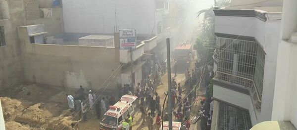 Место падения Airbus A320 на дома — видео из пакистанского города - Sputnik Кыргызстан