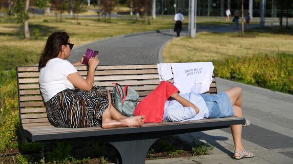 Девушки сидят в парке в жаркую погоду. Архив - Sputnik Кыргызстан
