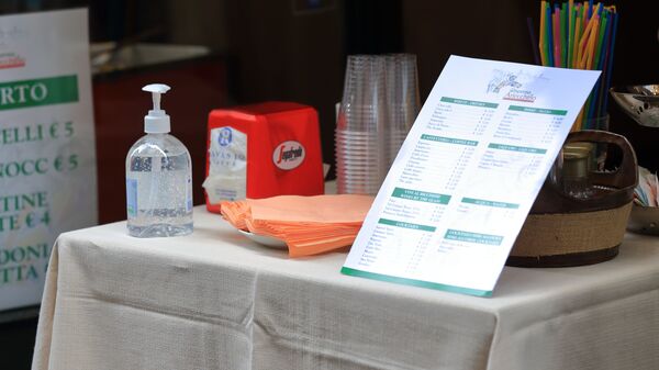 Столик в кафе в Бергамо, Италия во время пандемии коронавируса. Архивное фото - Sputnik Кыргызстан