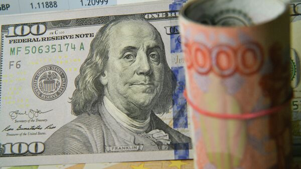 Денежные купюры, доллары, рубли и евро. Архивное фото - Sputnik Кыргызстан