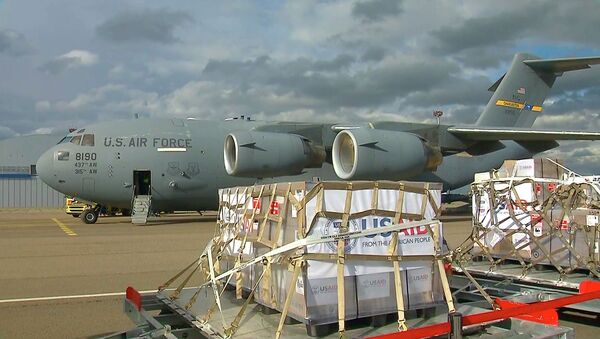 Военный самолет США доставил в Россию 50 аппаратов ИВЛ. Видео  - Sputnik Кыргызстан