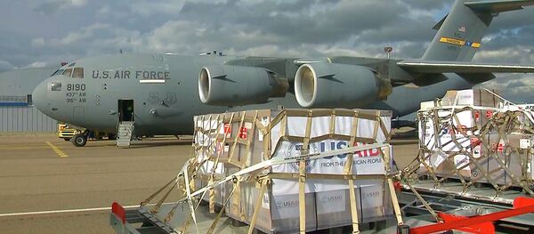 АКШнын аскердик учагы Россияга жасалма дем алдыруучу 50 аппарат жеткирди. Видео - Sputnik Кыргызстан