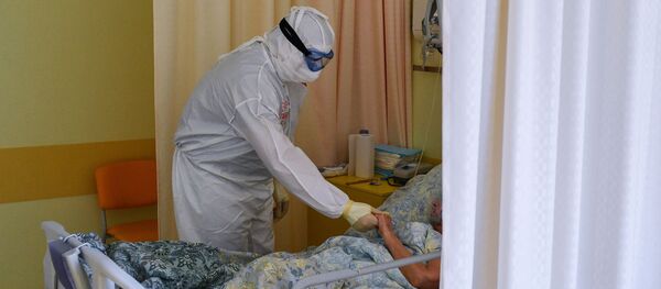 Медицинский работник возле кровати пациента. Архивное фото - Sputnik Кыргызстан