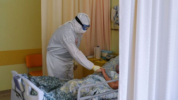 Медицинский работник возле кровати пациента. Архивное фото - Sputnik Кыргызстан