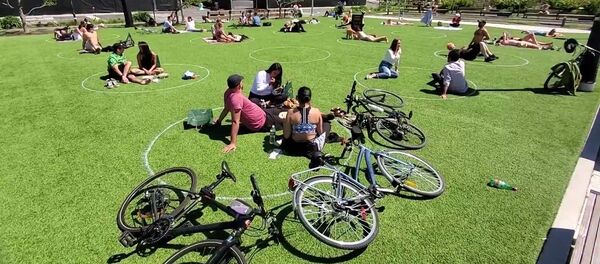 Власти Нью-Йорка придумали, как в парках жителям соблюдать дистанцию. Видео - Sputnik Кыргызстан