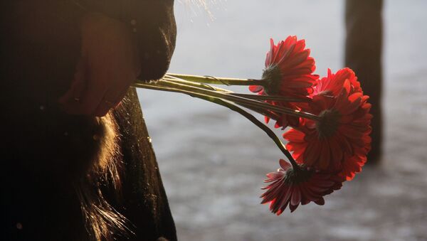 Женщина держит цветы. Архивное фото - Sputnik Кыргызстан