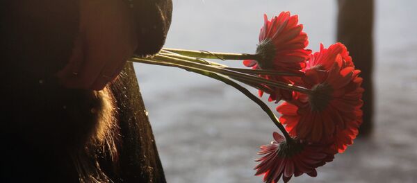 Женщина держит цветы. Архивное фото - Sputnik Кыргызстан