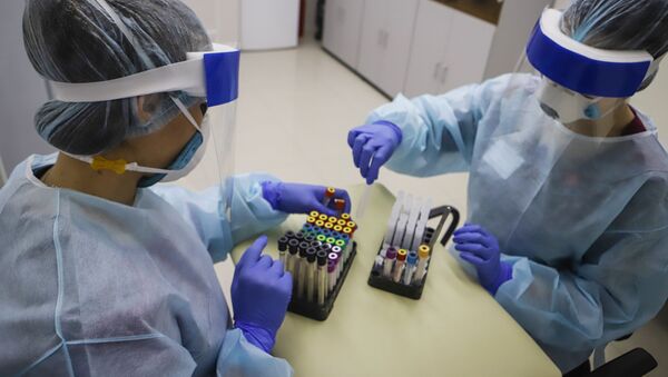 Медицинские работники проводят анализ на наличие антител к вирусу SARS-CoV-2. Архивное фото - Sputnik Кыргызстан