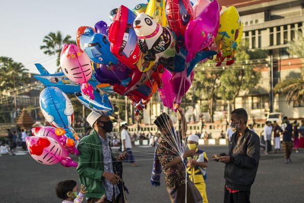  Индонезийцы во время покупки шаров в честь празднования Ид-аль-Фитра в Сурабае - Sputnik Кыргызстан