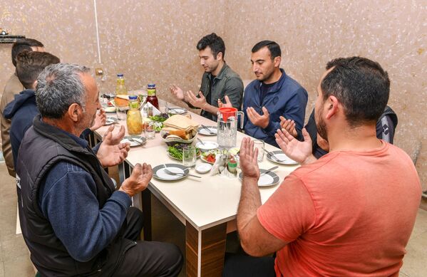 Верующие перед вечерним разговением в день праздника Ураза-байрам в Баку - Sputnik Кыргызстан