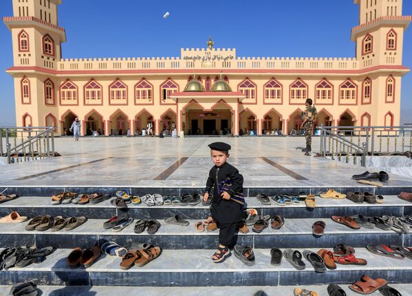 Афганский мальчик во время празднования Ид-аль-Фитра в Афганистане - Sputnik Кыргызстан