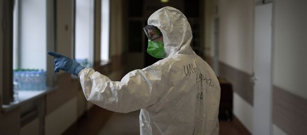 Врач Илья Чайников в инфекционной больнице РЖД-Медицина Врач Илья Чайников в инфекционной больнице РЖД-Медицина - Sputnik Кыргызстан