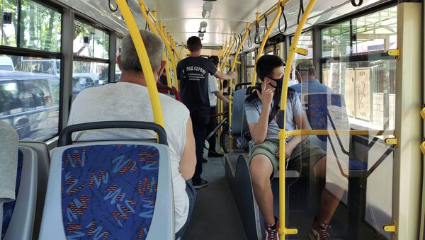 Пассажиры едут в троллейбусе в первый день работы общественного транспорта в Бишкеке после чрезвычайного положения - Sputnik Кыргызстан