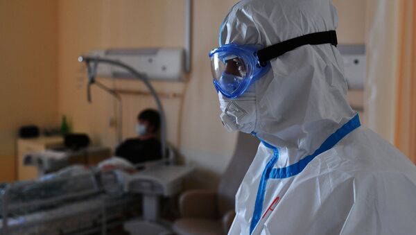 Медицинский работник в палате больницы. Архивное фото - Sputnik Кыргызстан