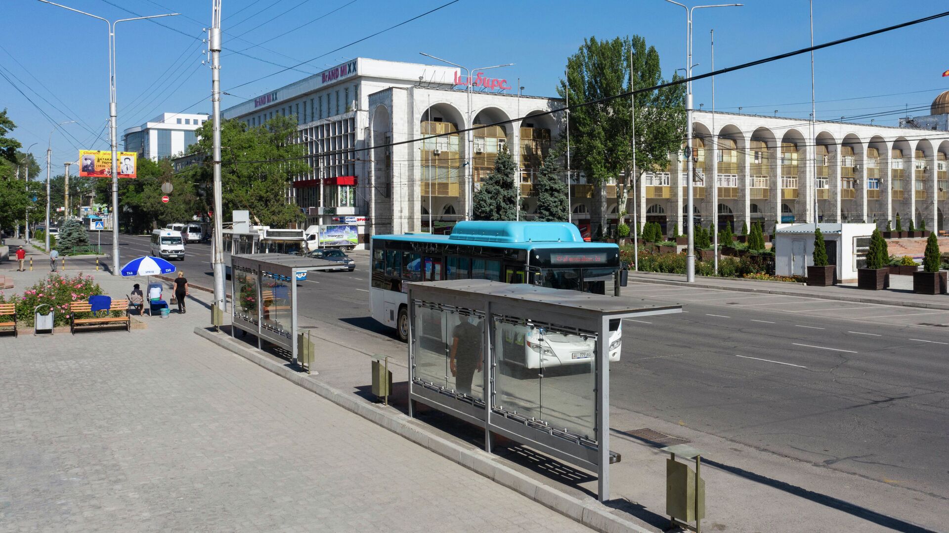 Автобус у остановки на площади Ала-Тоо. Архивное фото - Sputnik Кыргызстан, 1920, 04.06.2021