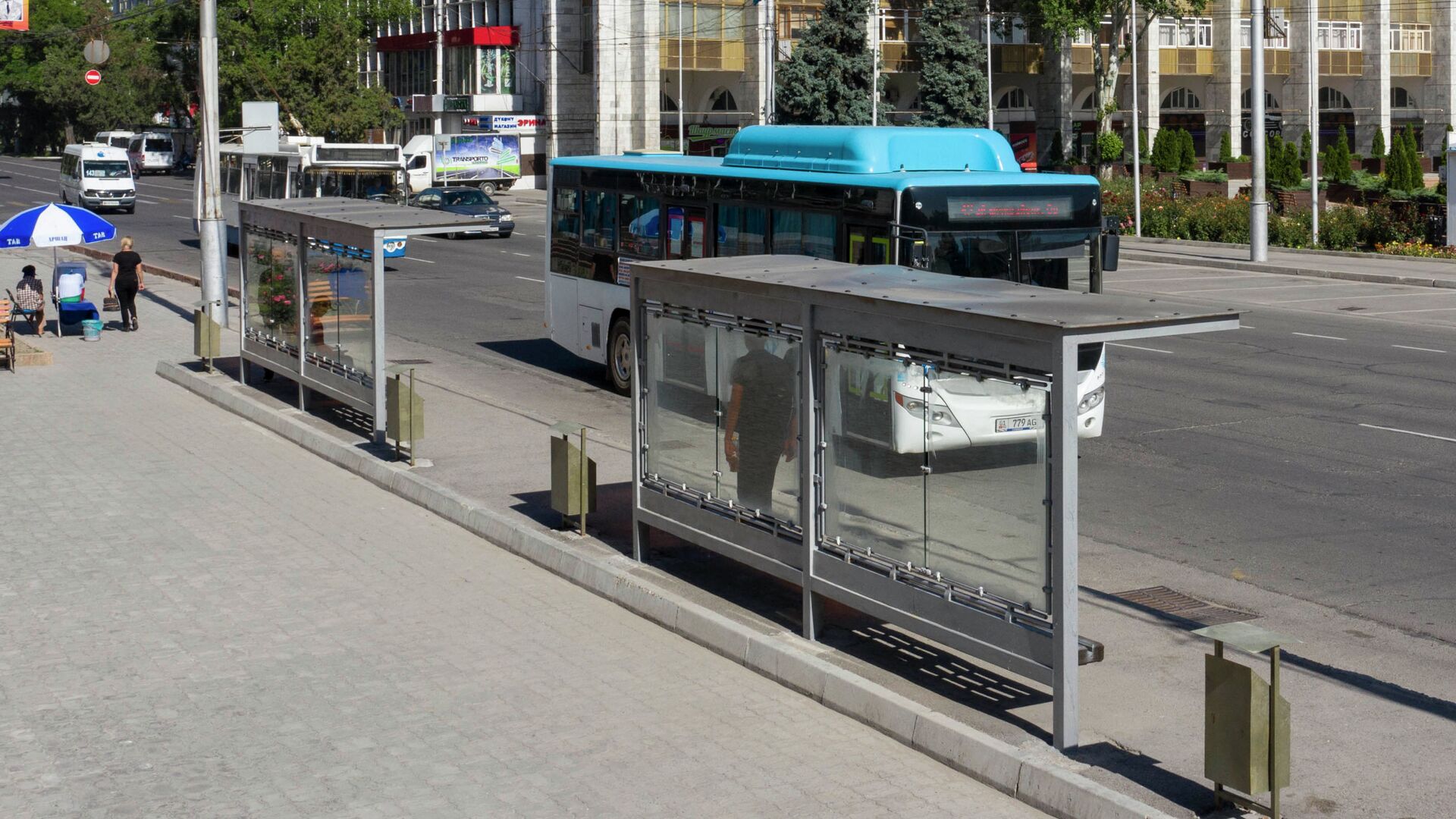 Автобус у остановки на площади Ала-Тоо. Архивное фото - Sputnik Кыргызстан, 1920, 04.06.2021