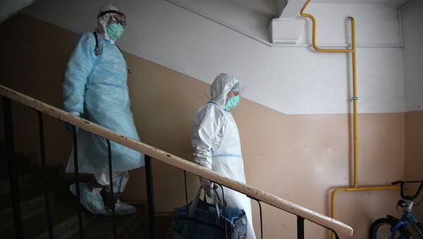 Медицинские работники во время визита к пациентам, контактировавшим с заболевшими коронавирусом. Архивное фото - Sputnik Кыргызстан