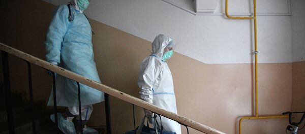 Медицинские работники во время визита к пациентам, контактировавшим с заболевшими коронавирусом Медицинские работники во время визита к пациентам, контактировавшим с заболевшими коронавирусом - Sputnik Кыргызстан