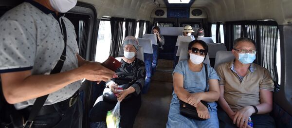 Пассажиры в маршрутке в медицинских масках после ослабления карантинных мер в Бишкеке. 25 мая 2020 года - Sputnik Кыргызстан