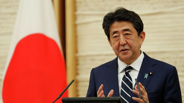 Премьер-министр Японии Синдзо Абэ выступает на пресс-конференции в Токио 25 мая 2020 года - Sputnik Кыргызстан