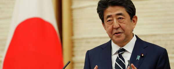 Премьер-министр Японии Синдзо Абэ выступает на пресс-конференции в Токио 25 мая 2020 года - Sputnik Кыргызстан
