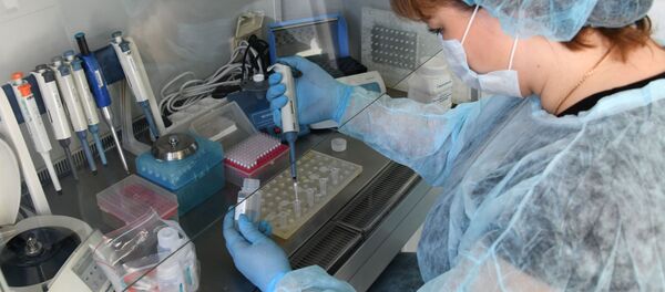 Вектор вирусология борбордун кызматкери жумуш учурунда. Архив - Sputnik Кыргызстан