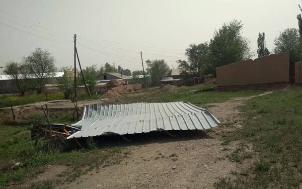 Он снес кровли магазинов и столовой на улице Манаса в Баетово. - Sputnik Кыргызстан