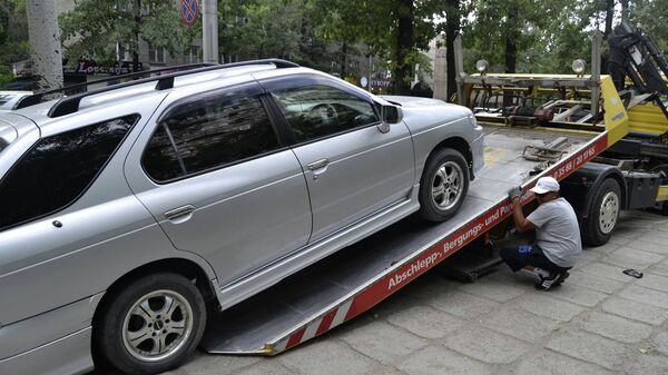 Hейд по выявлению и уборке машин с тротуаров и газонов в Бишкеке - Sputnik Кыргызстан