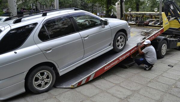 Hейд по выявлению и уборке машин с тротуаров и газонов в Бишкеке - Sputnik Кыргызстан
