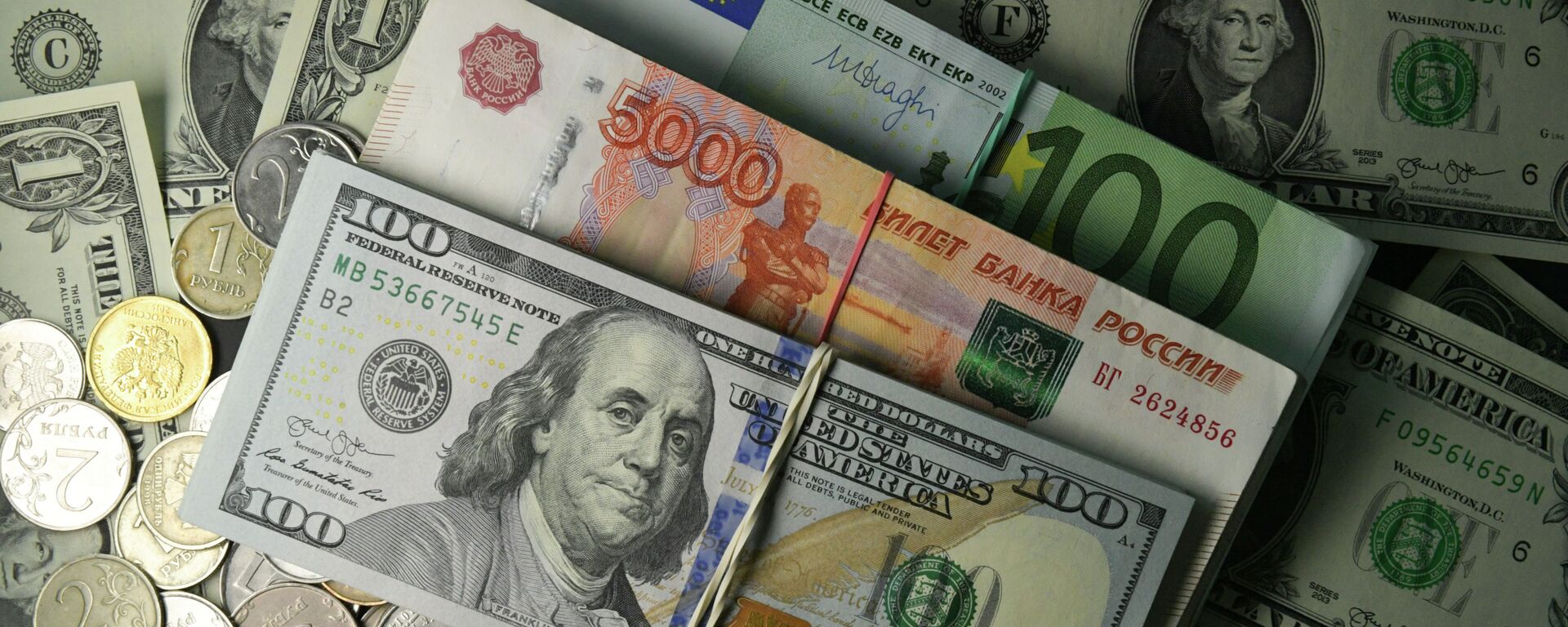АКШ доллар, рубль, жана евро купюралары. Архив - Sputnik Кыргызстан, 1920, 17.05.2022