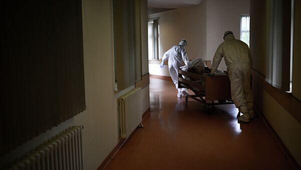 Медработники везут пациента в реанимационное отделение. Архивнео фото - Sputnik Кыргызстан