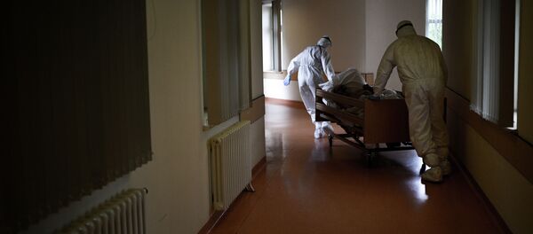 Врач Илья Чайников в инфекционной больнице РЖД-Медицина - Sputnik Кыргызстан