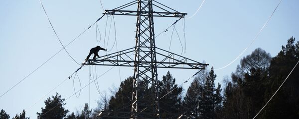 Жумушчу жогорку чыңалуудагы электр чубалгысын монтаэ кылып жатат. Архив - Sputnik Кыргызстан