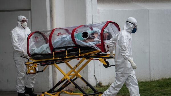 Парамедики Красного Креста перевозят пациента, подозреваемого на заражение новым коронавирусом.  - Sputnik Кыргызстан