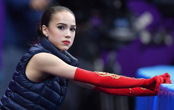 Алина Загитова готовится выступать в произвольной программе на XXIII зимних Олимпийских играх - Sputnik Кыргызстан
