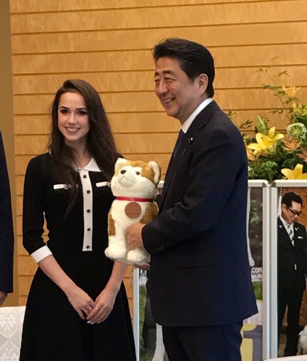 Премьер Японии Синдзо Абэ и российская фигуристка Алина Загитова во время встречи в Японии - Sputnik Кыргызстан