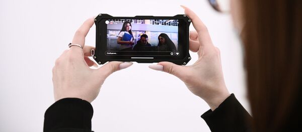 Ачык эшик трансляциясын көрүп жаткан абитуриент. Архив - Sputnik Кыргызстан