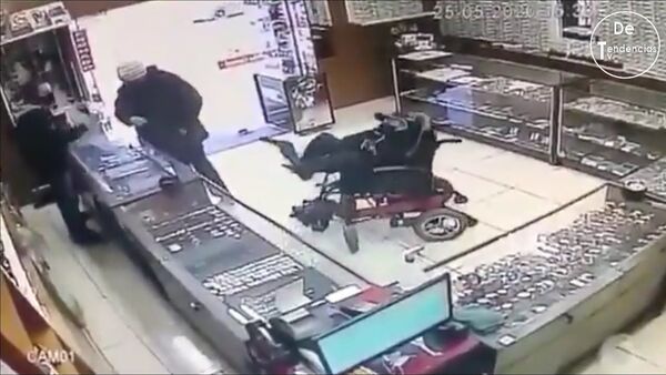 Немой в инвалидной коляске хотел ограбить магазин с пистолетом в ногах. Видео - Sputnik Кыргызстан
