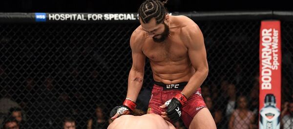 Жаакка муштап, көмкөрөсүнөн түшүрүп... UFC уюмундагы ыкчам жеңиштердин видеосу - Sputnik Кыргызстан