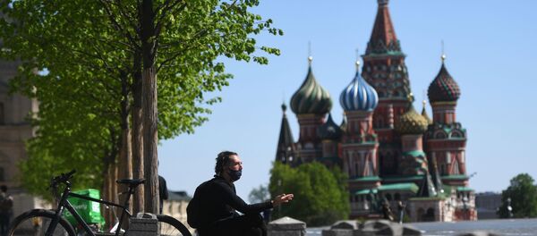 Мужчина на Красной площади в Москве. Архивное фото - Sputnik Кыргызстан