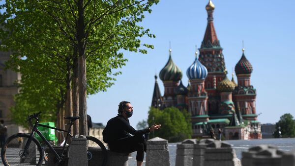 Мужчина на Красной площади в Москве. Архивное фото - Sputnik Кыргызстан