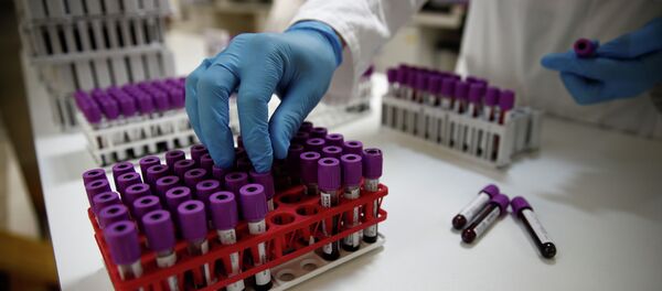 Сотрудник лаборатории во время проведения теста на коронавирус. Архивное фото - Sputnik Кыргызстан